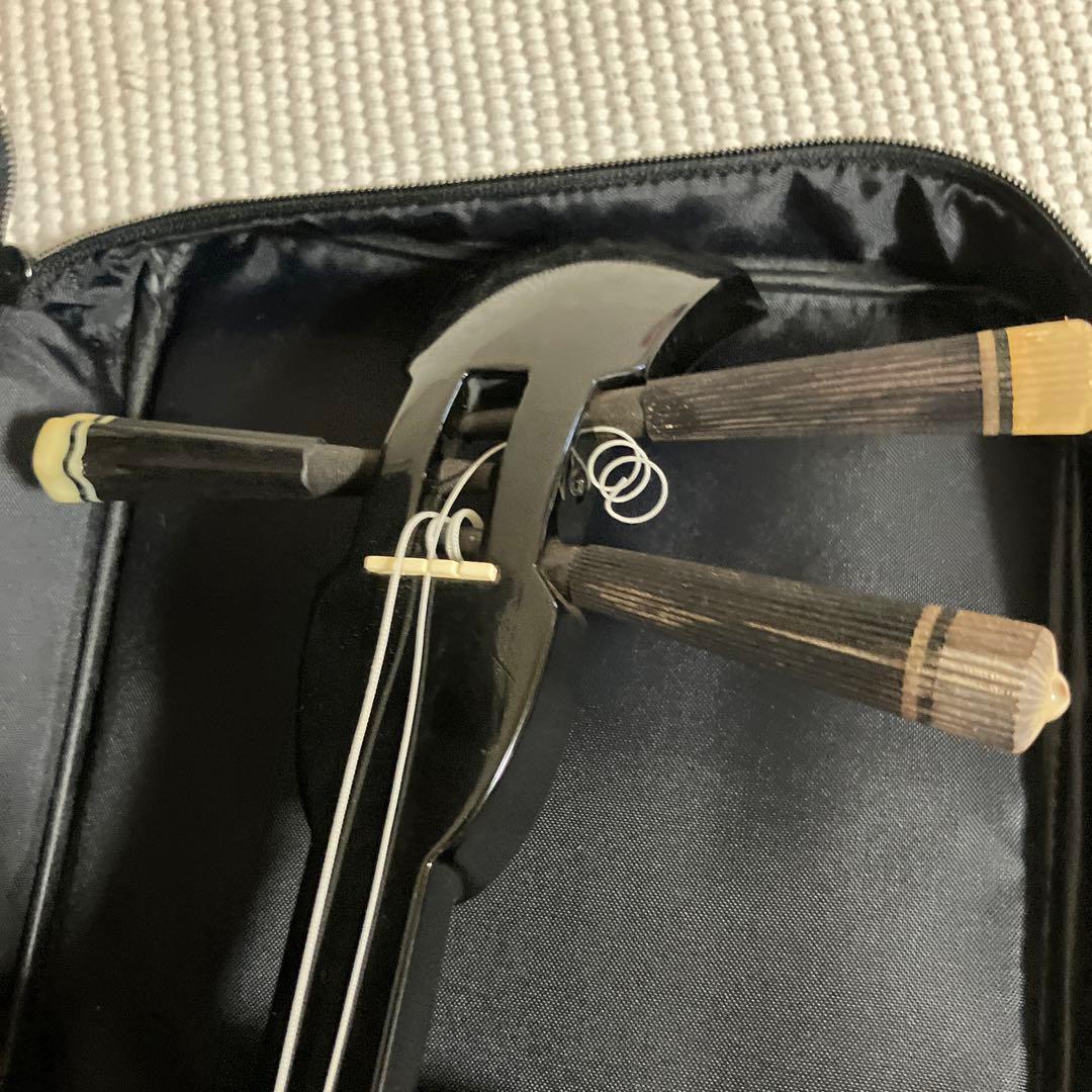 三味線 本体 蛇皮 黒と赤 ケース付き 弦の所、糸がはずれています。