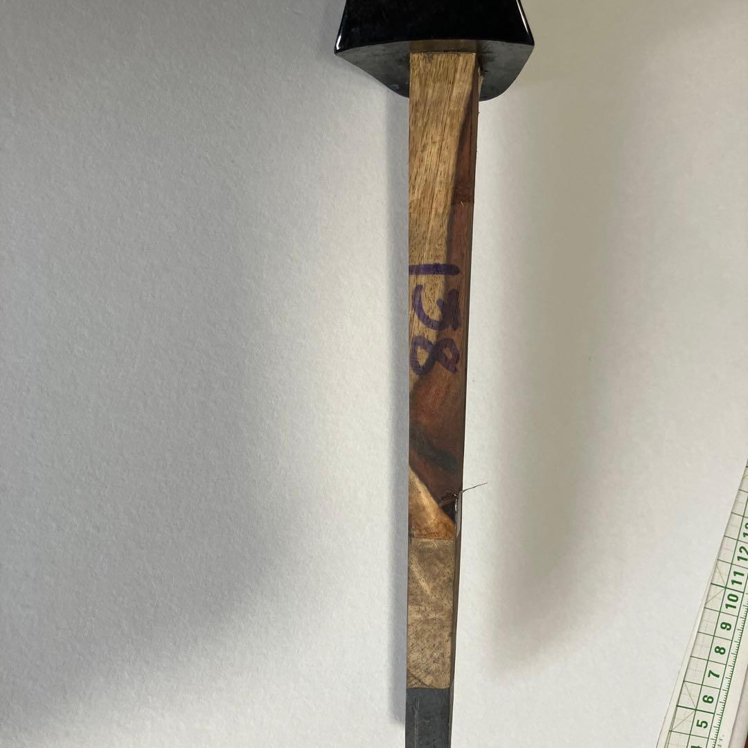 三味線 本体 蛇皮 黒と赤 ケース付き 弦の所、糸がはずれています。