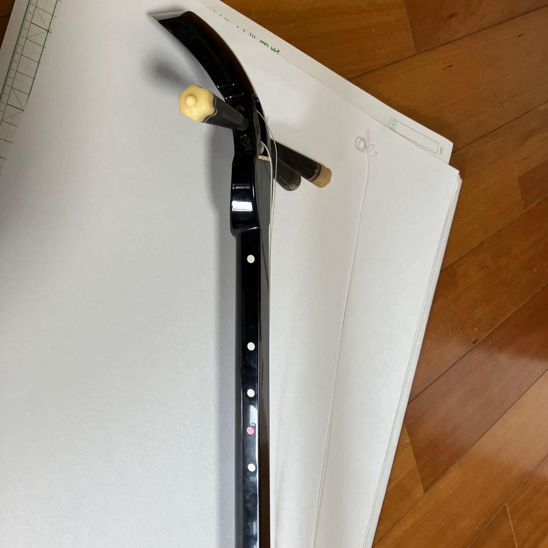 三味線 本体 蛇皮 黒と赤 ケース付き 弦の所、糸がはずれています。