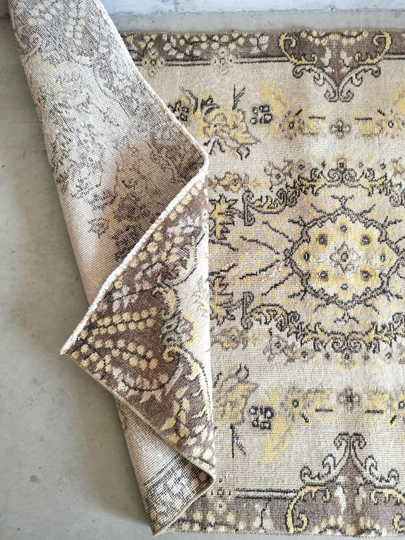 カフェオレ・ベージュにイエロー　ヴィンテージトルコラグNo.724