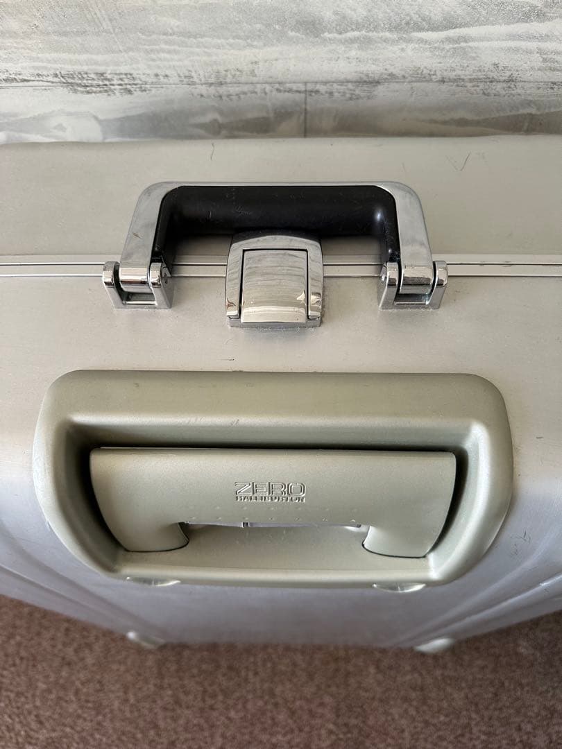 ゼロハリバートンシルバー キャリーケース 2輪 ハンドル付き