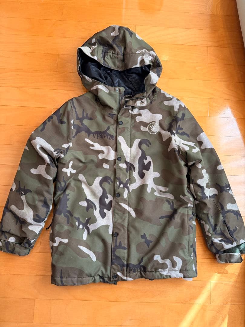 スノボー　ウェア　キッズ　VOLCOM 迷彩柄 ジャケット パンツ セット