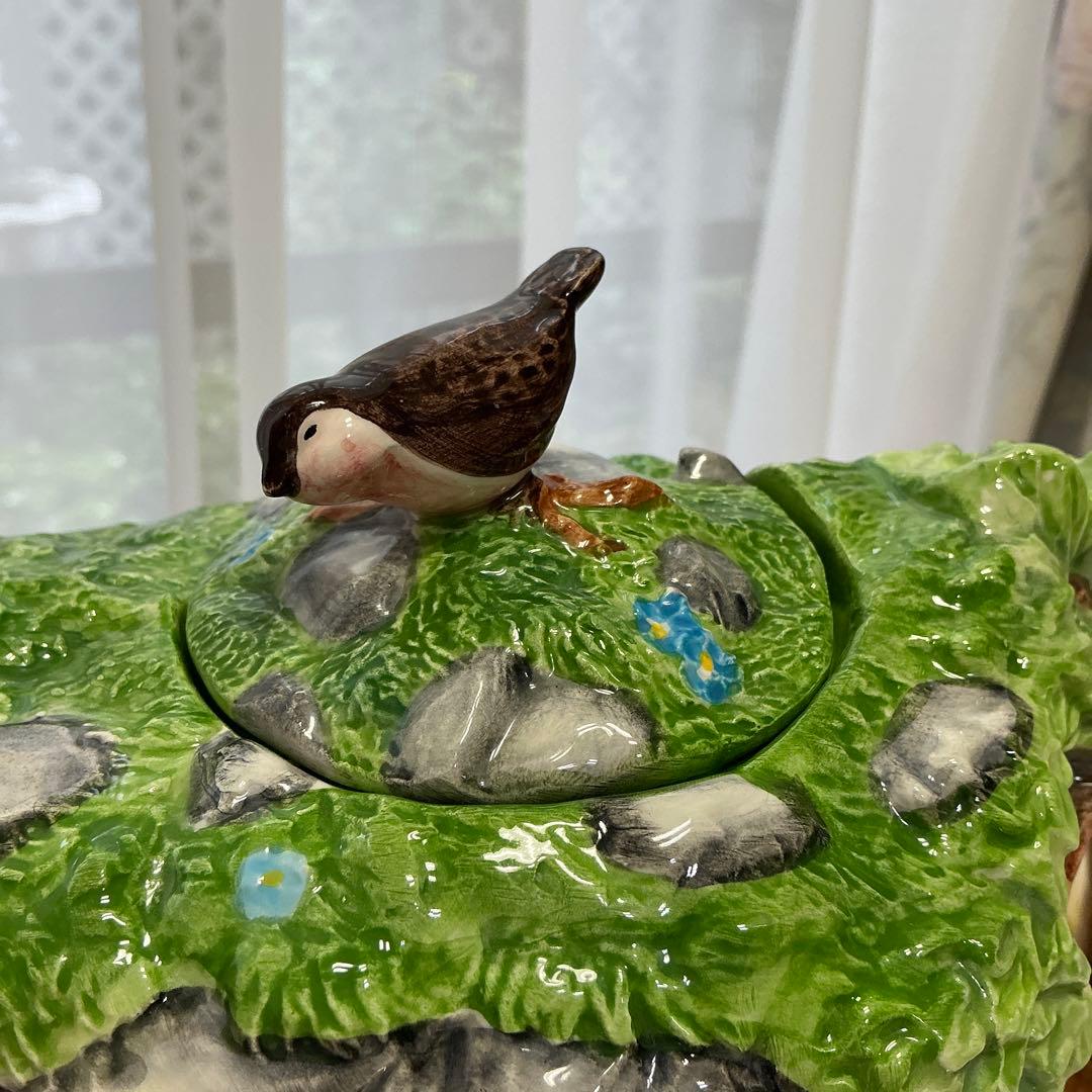 ピーターラビットの陶器製ポット(ティギーおばさん)小鳥付き