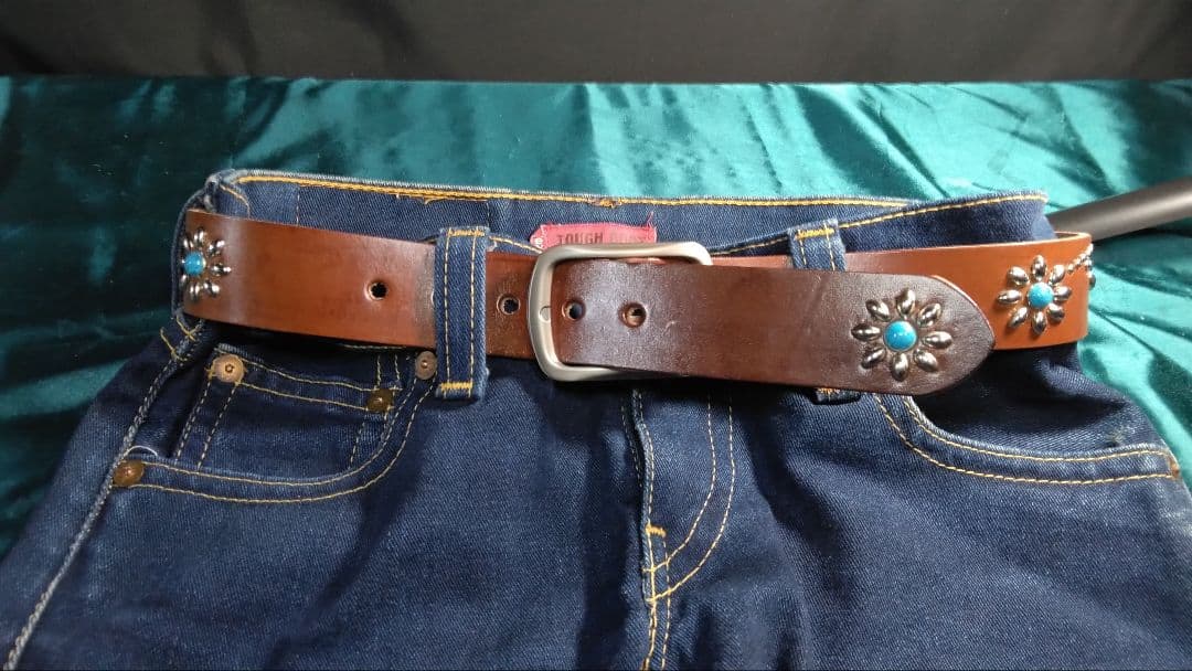 昭南ベンズレザーツタ＆フラワースタッズベルトチョコ - メルカリ