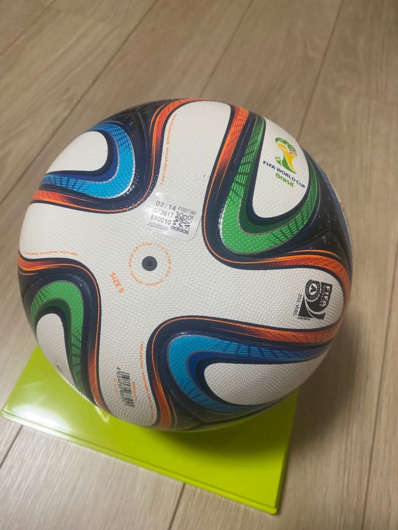 サッカーボール5号球　マッチデー　公式球 ブラズーカ　adidas
