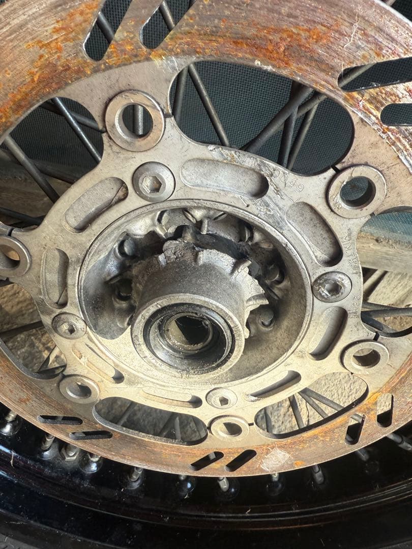 リ*ト様 dトラッカー250 フロントホイール　ハブ割れ