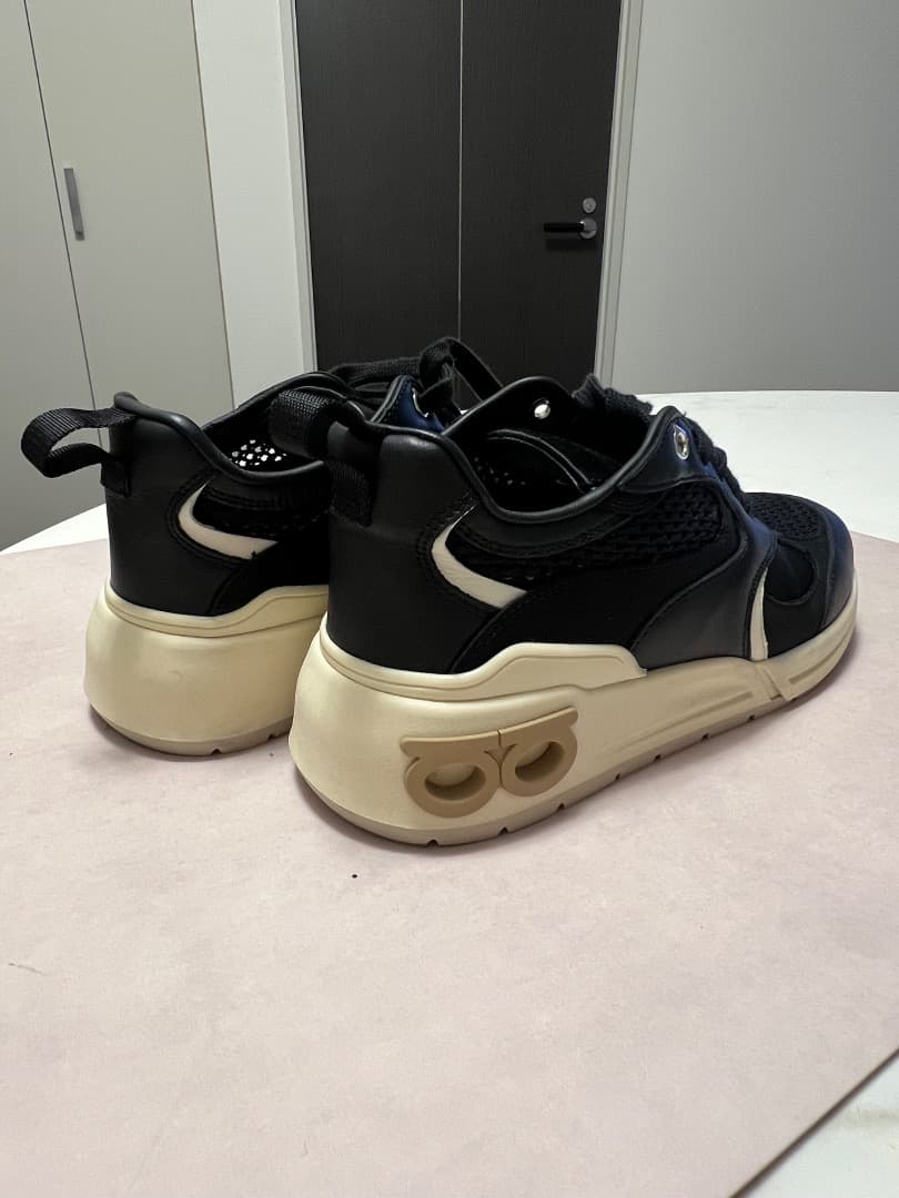 Ferragamo スニーカー 黒/ベージュ