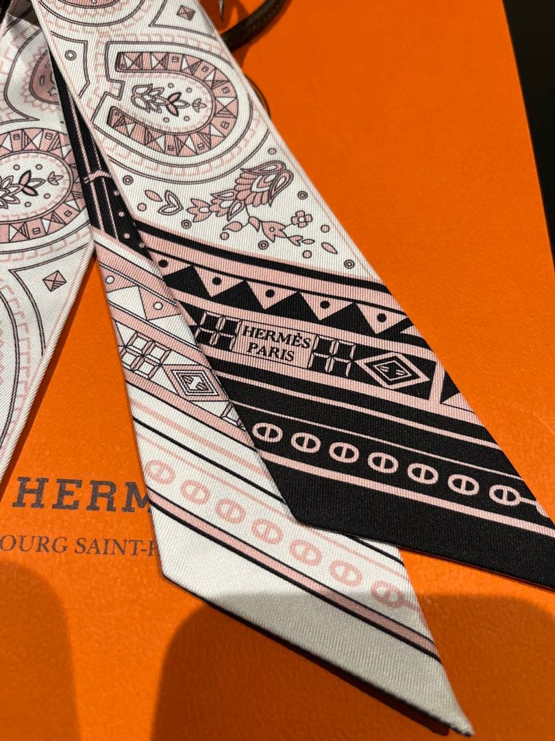 エルメス HERMES 2026SS バンダナツイリー 黒 ピンク 新品未使用