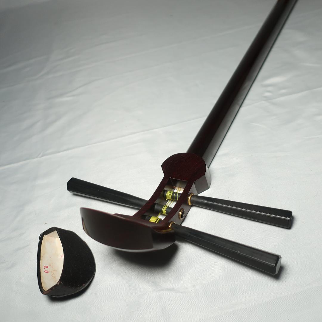 三味線 金細 子持ち綾杉胴 トチ紅木 黒檀糸巻き 撥 ハードケース付属