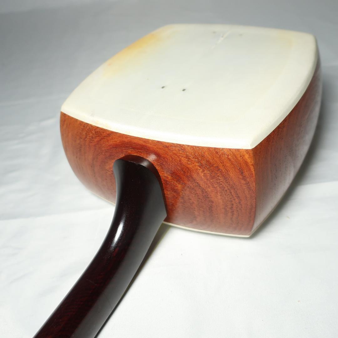 三味線 金細 子持ち綾杉胴 トチ紅木 黒檀糸巻き 撥 ハードケース付属