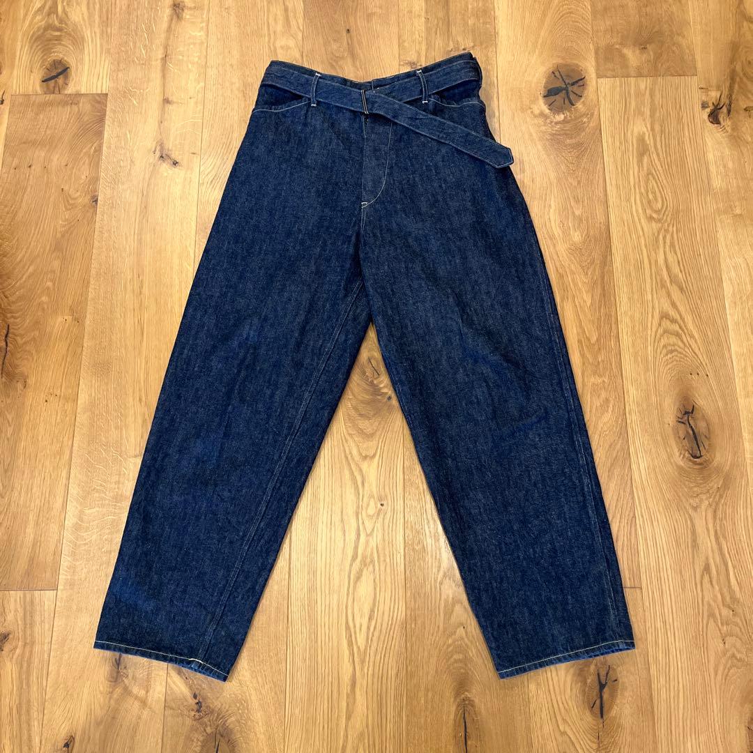 comoli ベルテッドデニム size2 22ss L108943467 - パンツ特別