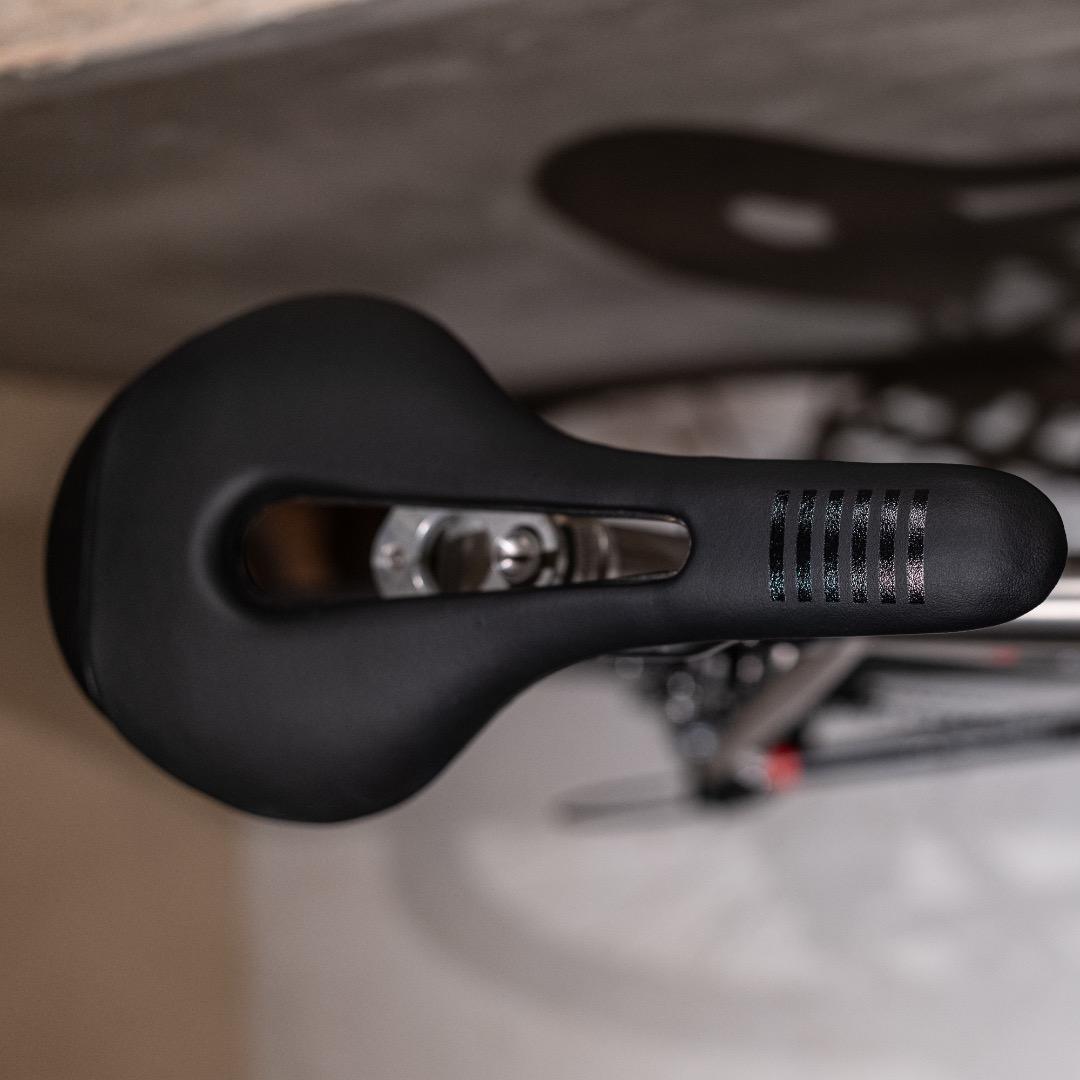 美品 Rapha PRO TEAM CUT OUT SADDLE カーボンサドル