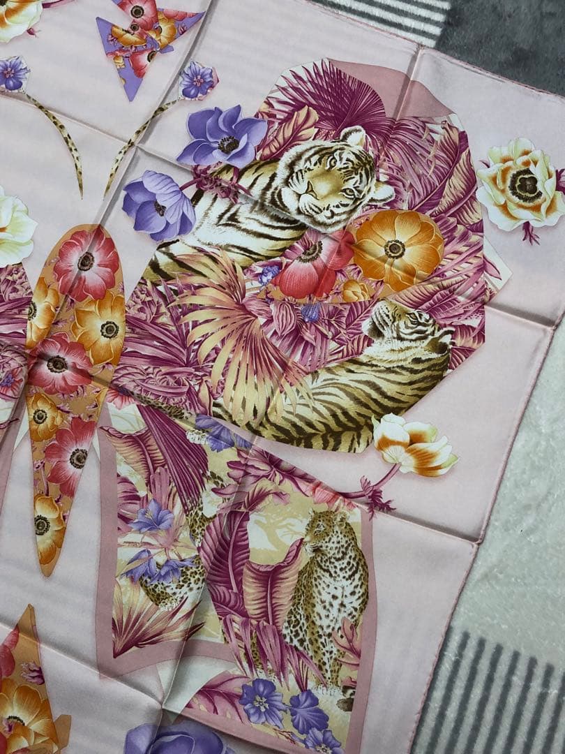 Salvatore Ferragamo 花柄スカーフ ピンク系