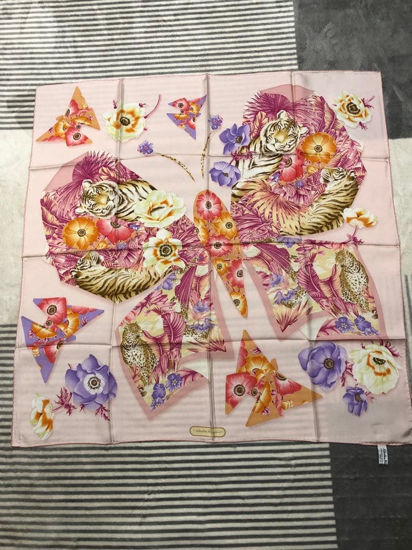 Salvatore Ferragamo 花柄スカーフ ピンク系