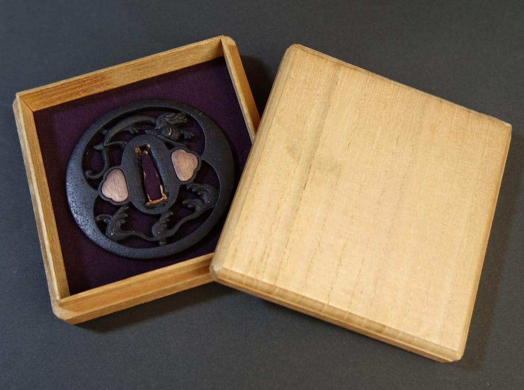 鍔 鐔 刀装具 日本刀 武具 骨董【波龍図鐔 無銘 正阿弥】(特別貴重認定書有)