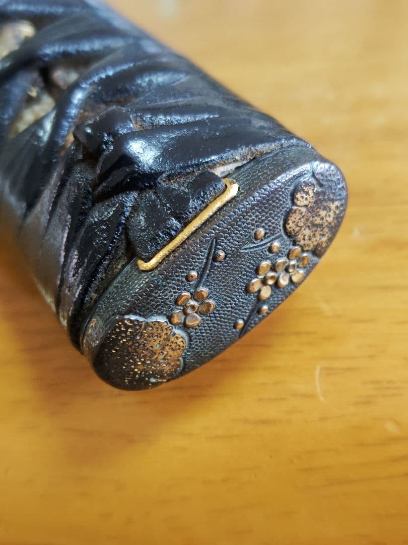 江戸期　黒漆塗鞘短刀拵、魚々子地縁頭金色絵、 虎図目貫、革巻き柄