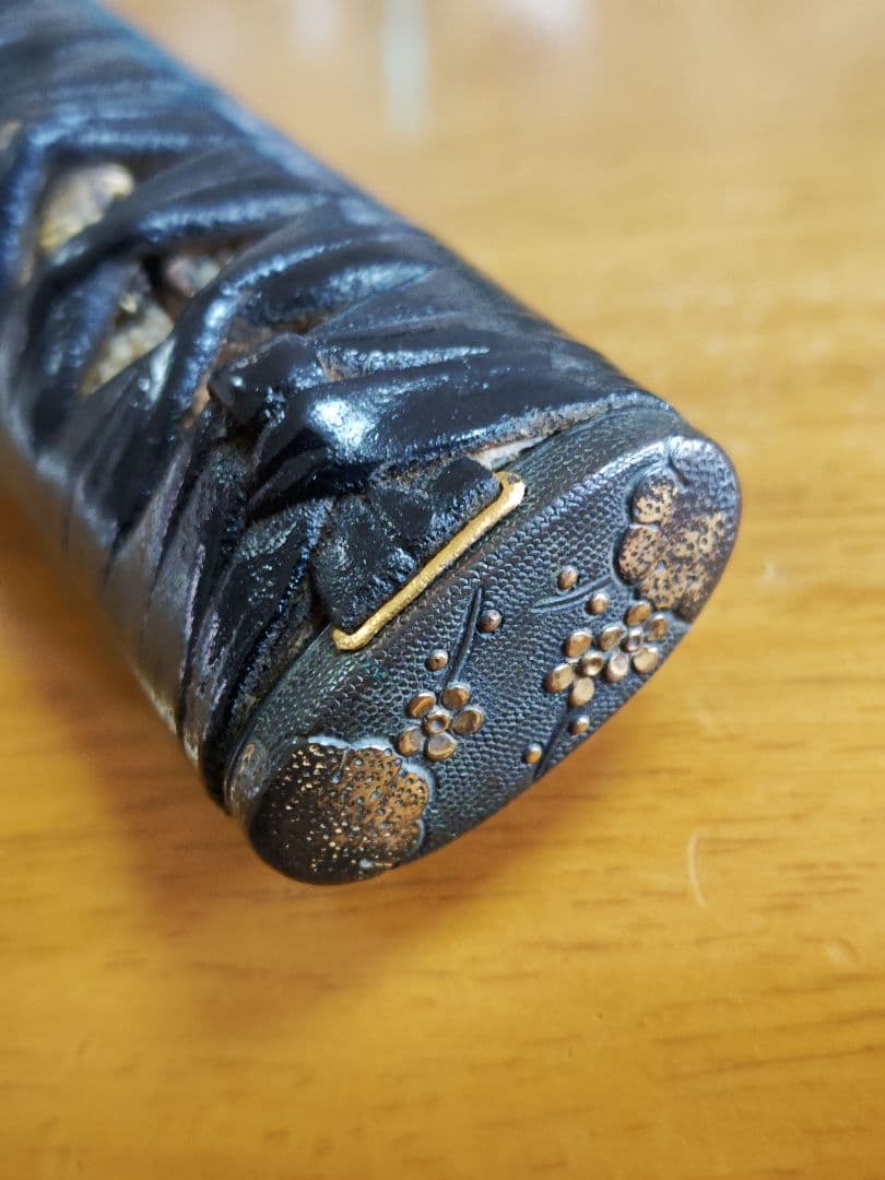 江戸期　黒漆塗鞘短刀拵、魚々子地縁頭金色絵、 虎図目貫、革巻き柄