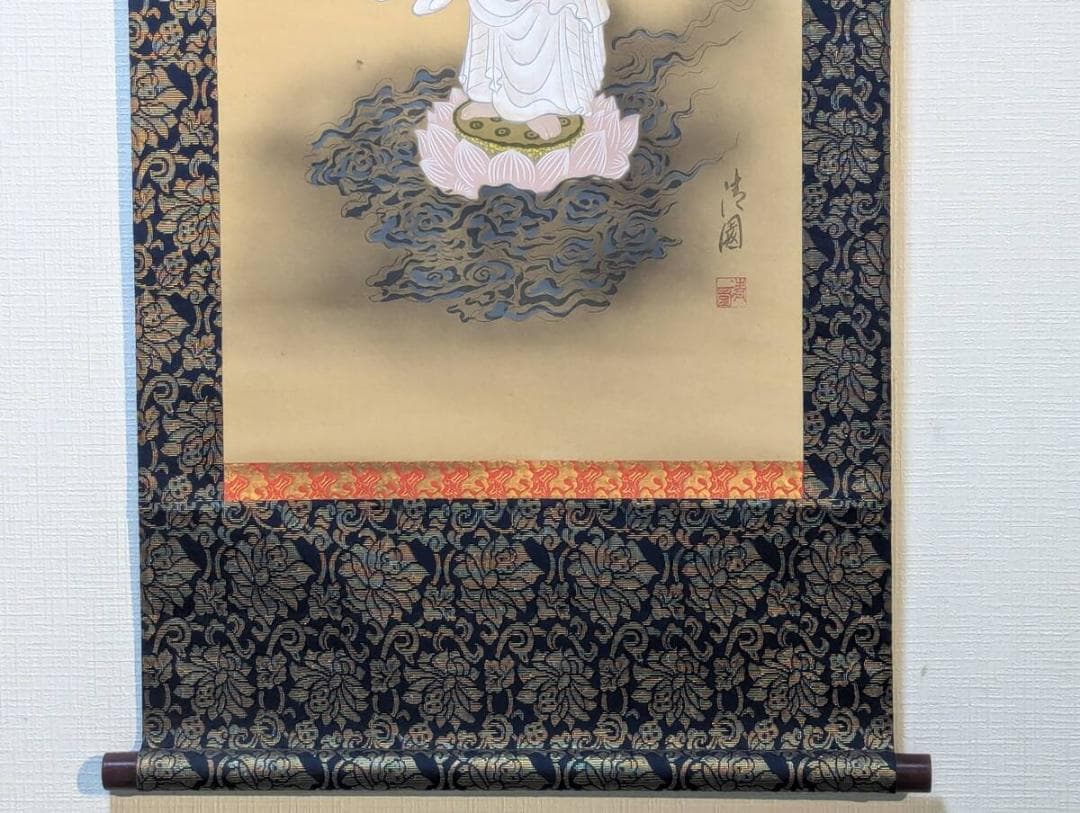 【真作】掛軸　慈愛の白衣観音　清らかな救済の姿　蓮華に立つ観音菩薩　Q49