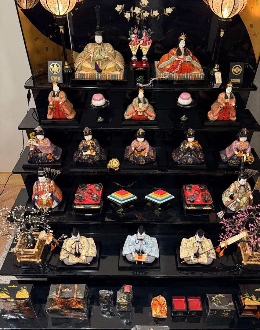 七段雛飾り（木目込人形）