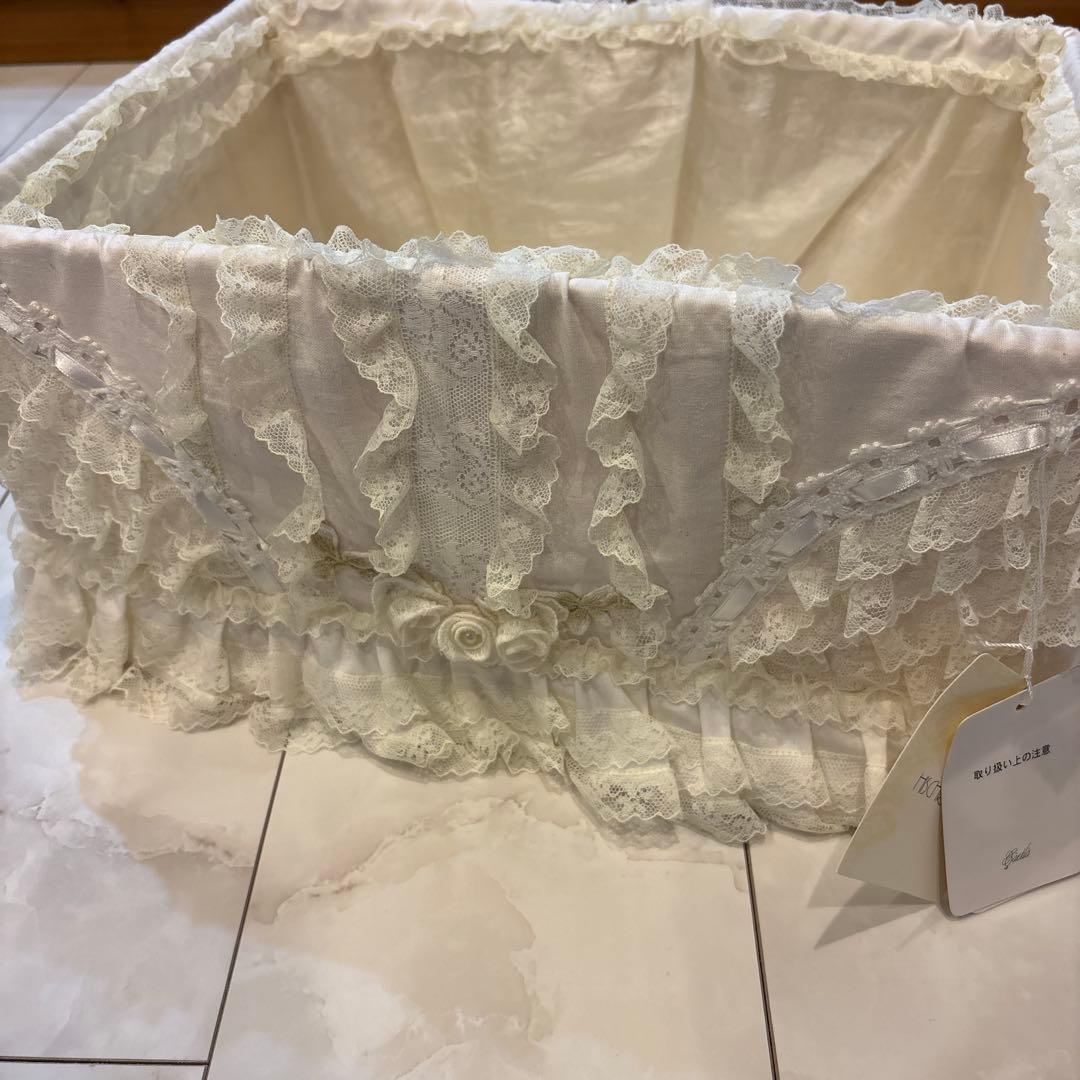 ヒスクローネ　フリル付きホワイト収納ボックス