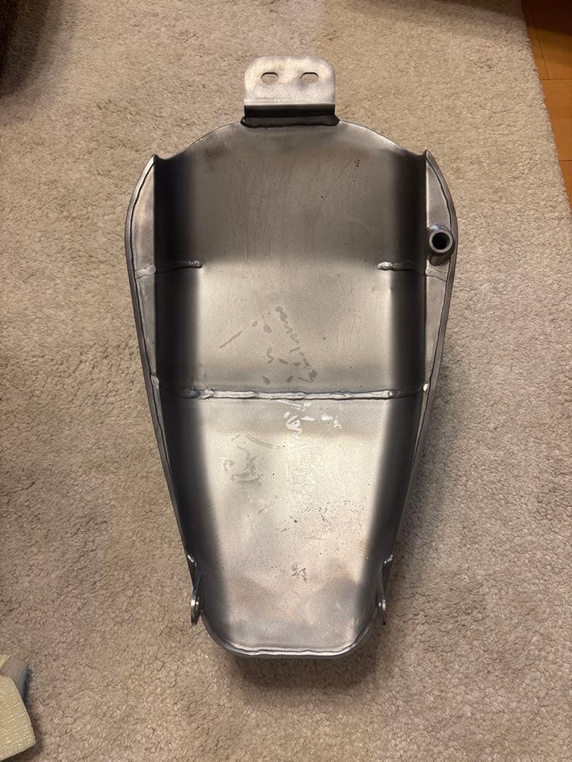 メタリックグレー 燃料タンク ボルト取り付け