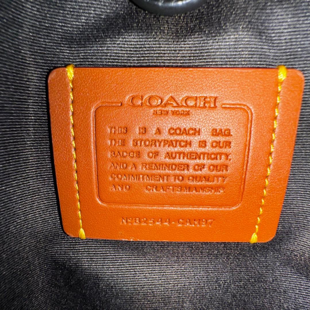 コーチ　ランヤード　クロスボディ　ショルダーバッグ　レザー　ブラック　斜め掛け