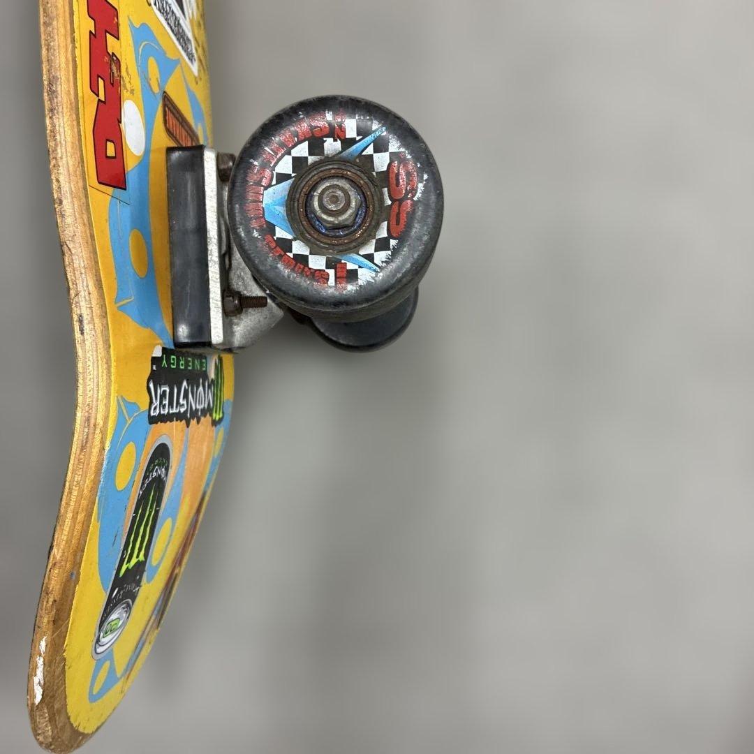 サーフ スケートボード イエロー グラフィックデザイン