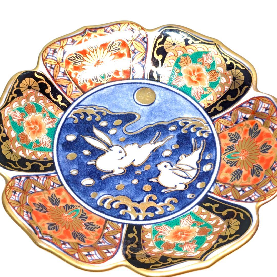 食卓に幸運を呼ぶ月の兎。金彩と波兎が美しい有田焼の小皿セット。
