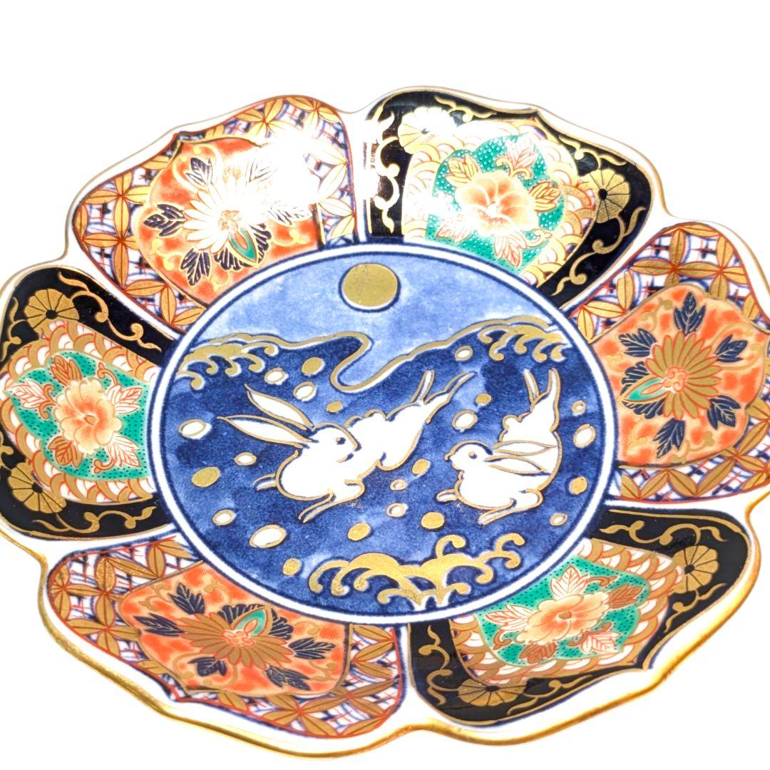 食卓に幸運を呼ぶ月の兎。金彩と波兎が美しい有田焼の小皿セット。