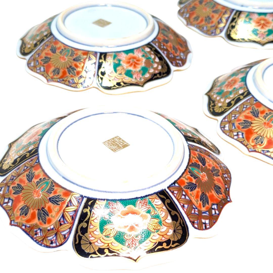 食卓に幸運を呼ぶ月の兎。金彩と波兎が美しい有田焼の小皿セット。