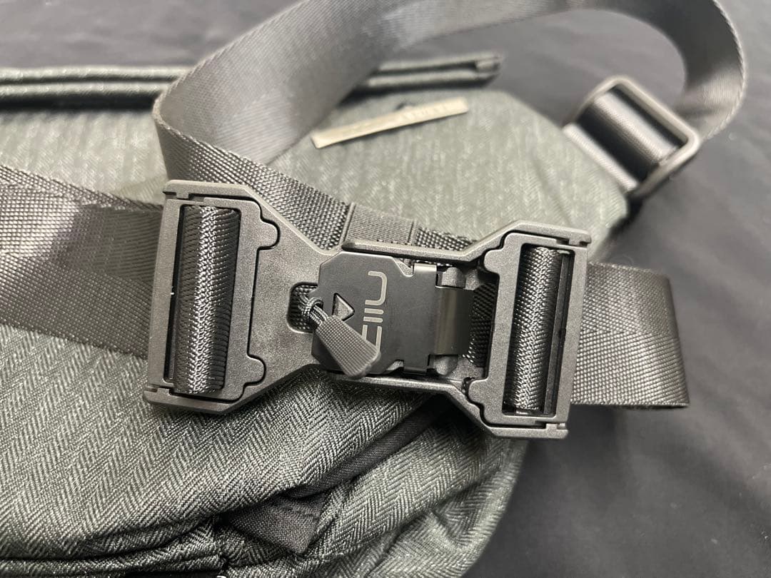 バッグ NIID Radiant Sling Bag R-1