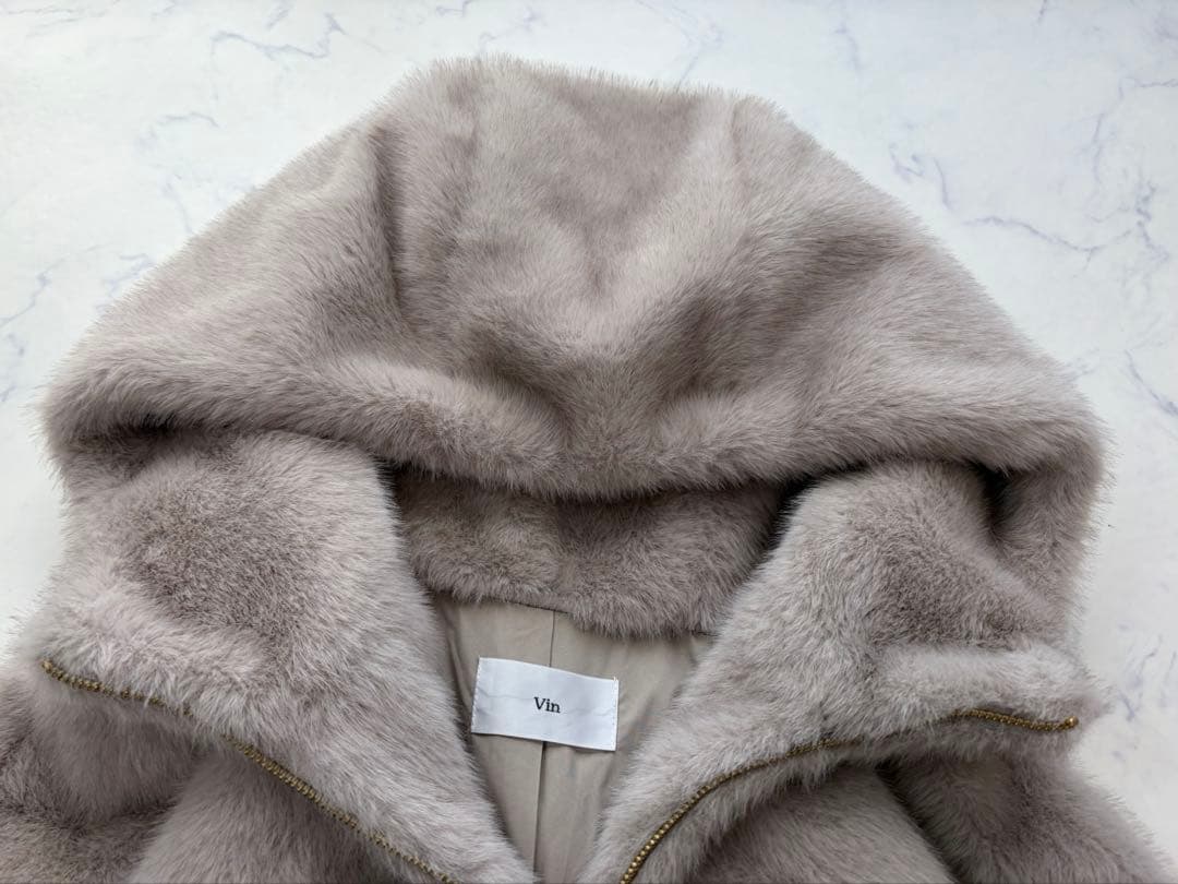 極美品　Vin エコファー フード付きケープコート グレージュ