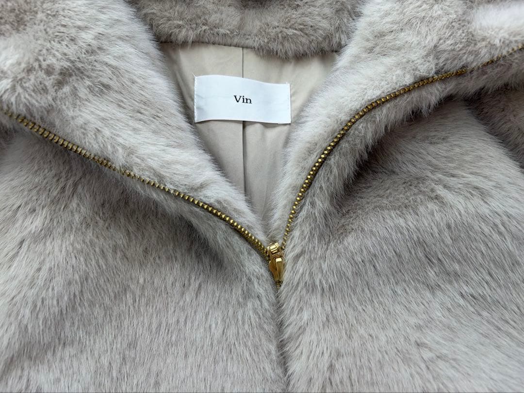 極美品　Vin エコファー フード付きケープコート グレージュ