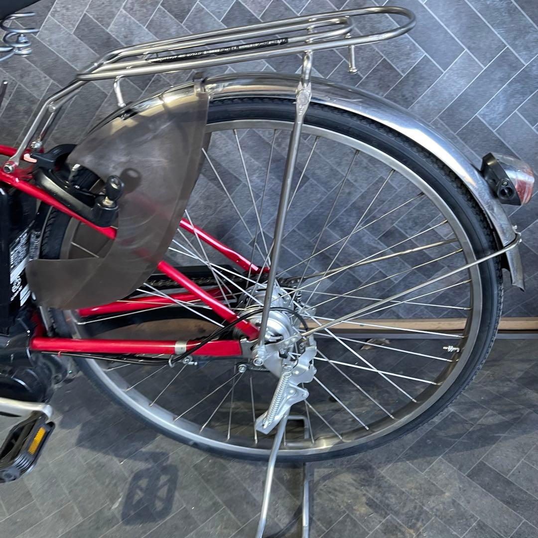 赤い電動アシスト自転車 シティタイプ