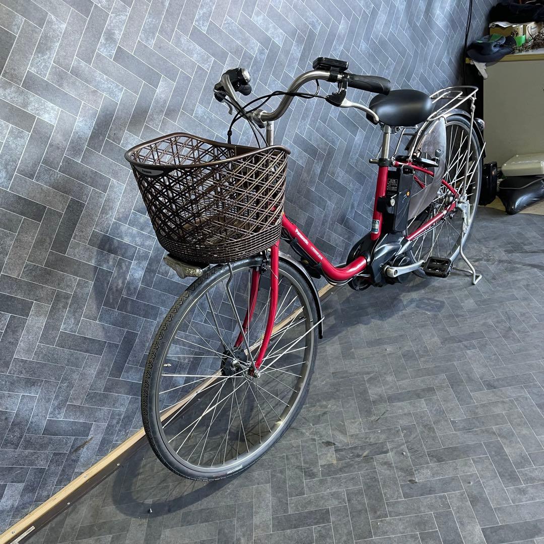 赤い電動アシスト自転車 シティタイプ