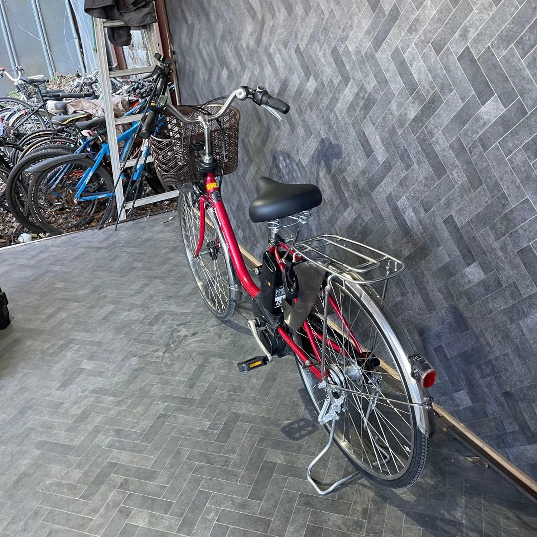赤い電動アシスト自転車 シティタイプ