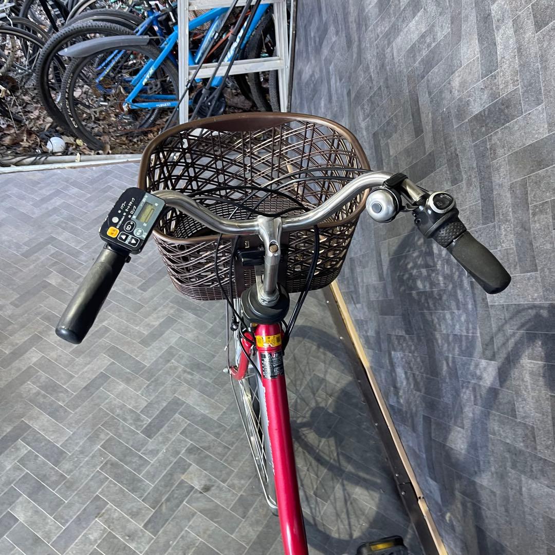 赤い電動アシスト自転車 シティタイプ