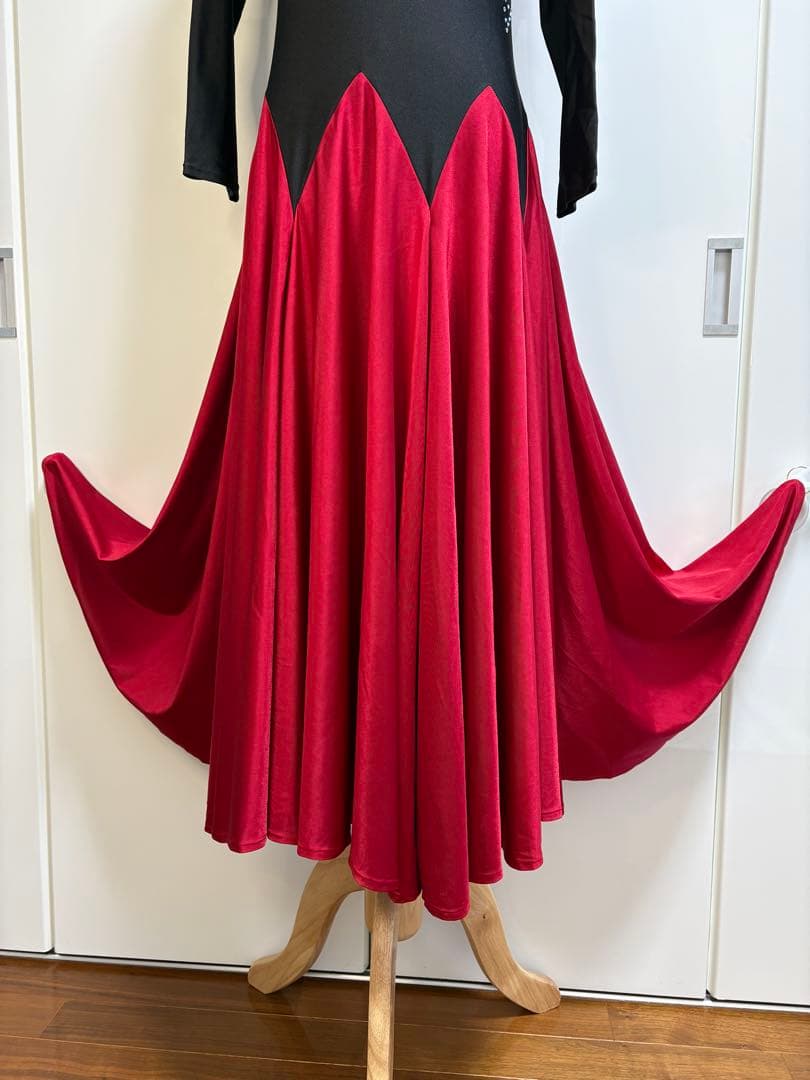 社交ダンス衣装　社交ダンスドレス　赤と黒、ビジューとフレアスカート