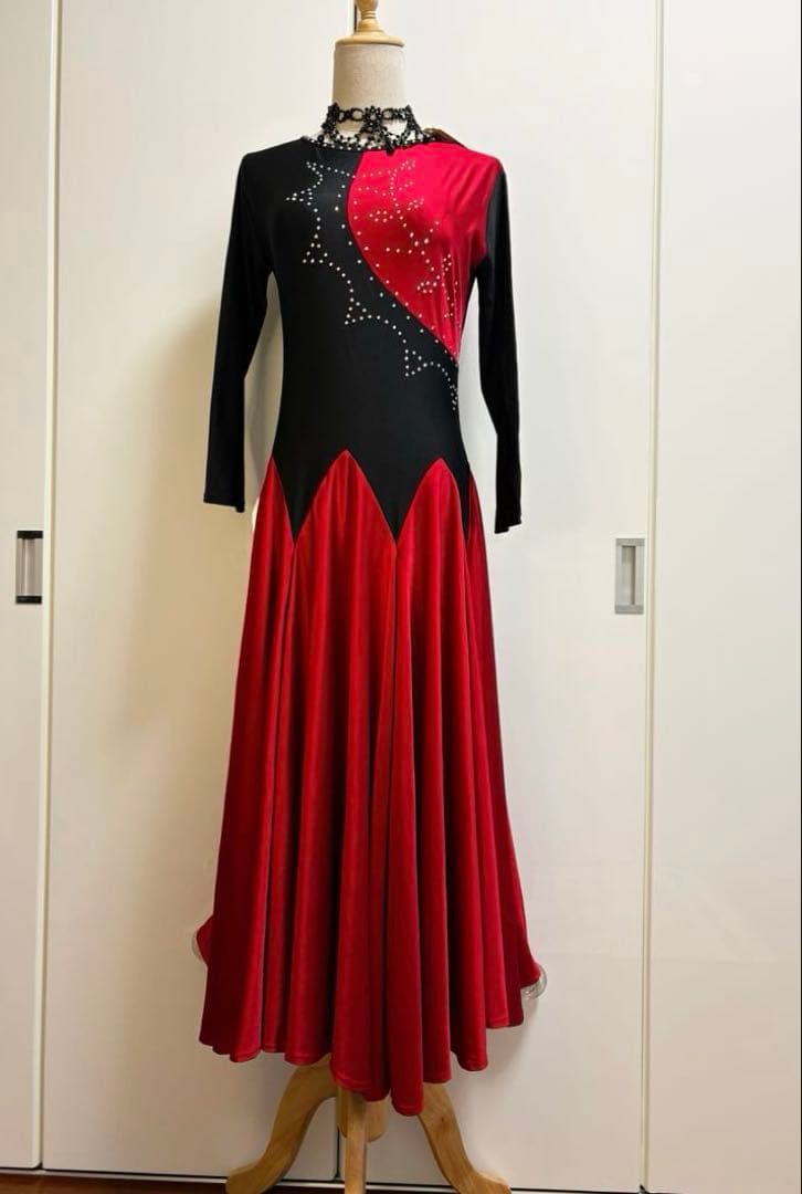 社交ダンス衣装　社交ダンスドレス　赤と黒、ビジューとフレアスカート