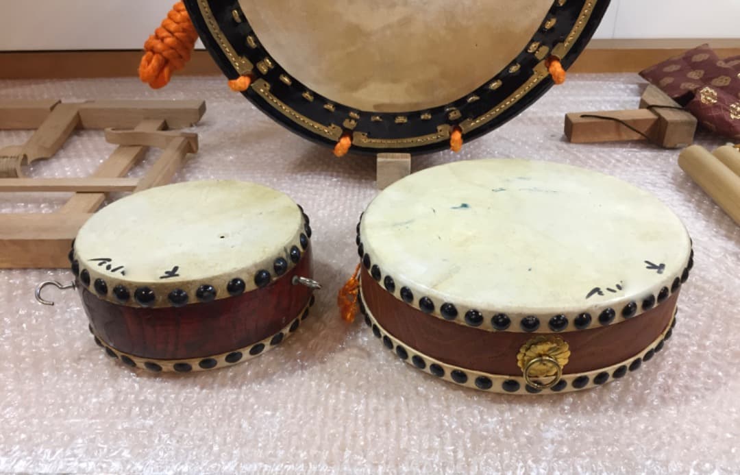 締太鼓 セット 約35cm 和楽器 蒔絵 小型和太鼓2個 締太鼓台 撥4本 付き