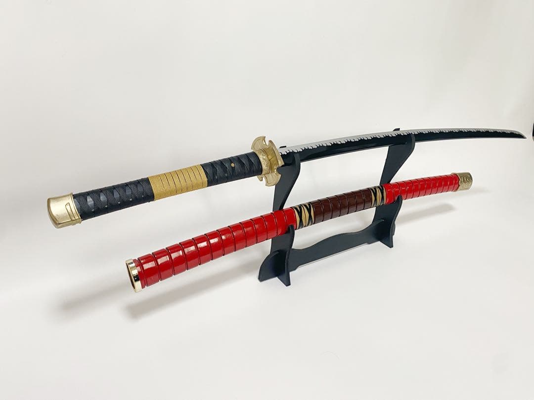 激レア】三代鬼徹 模造刀 ワンピース ゾロ 刀掛け台付き - メルカリ