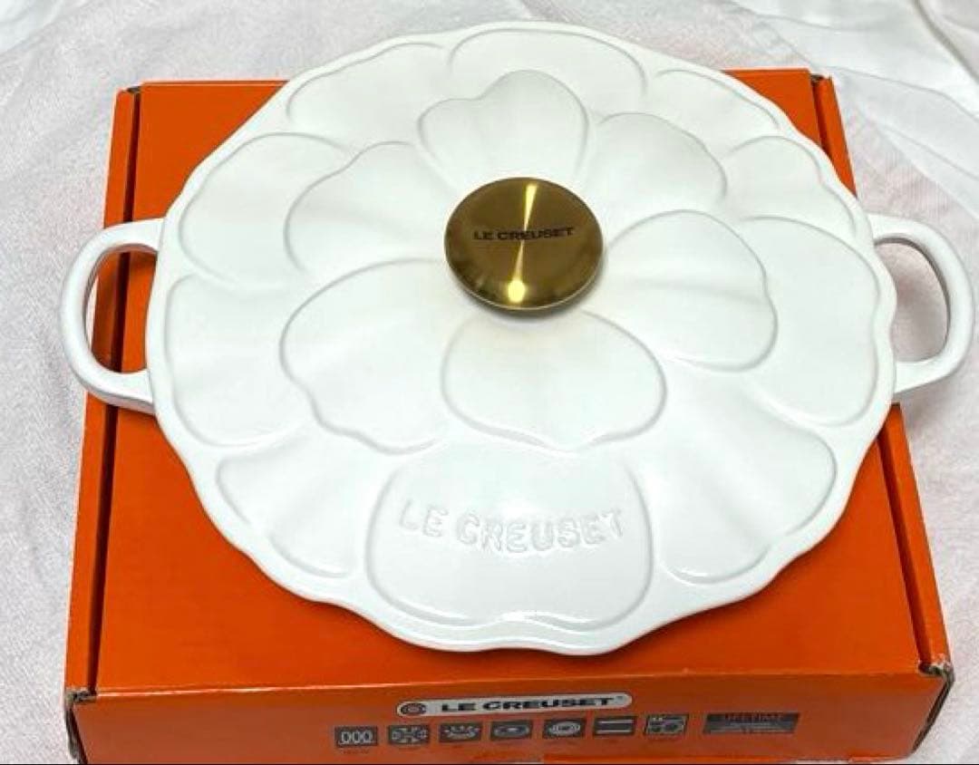 ♡LE CREUSETシグニチャー ビュッフェ・キャセロール ペタルレリーフ
