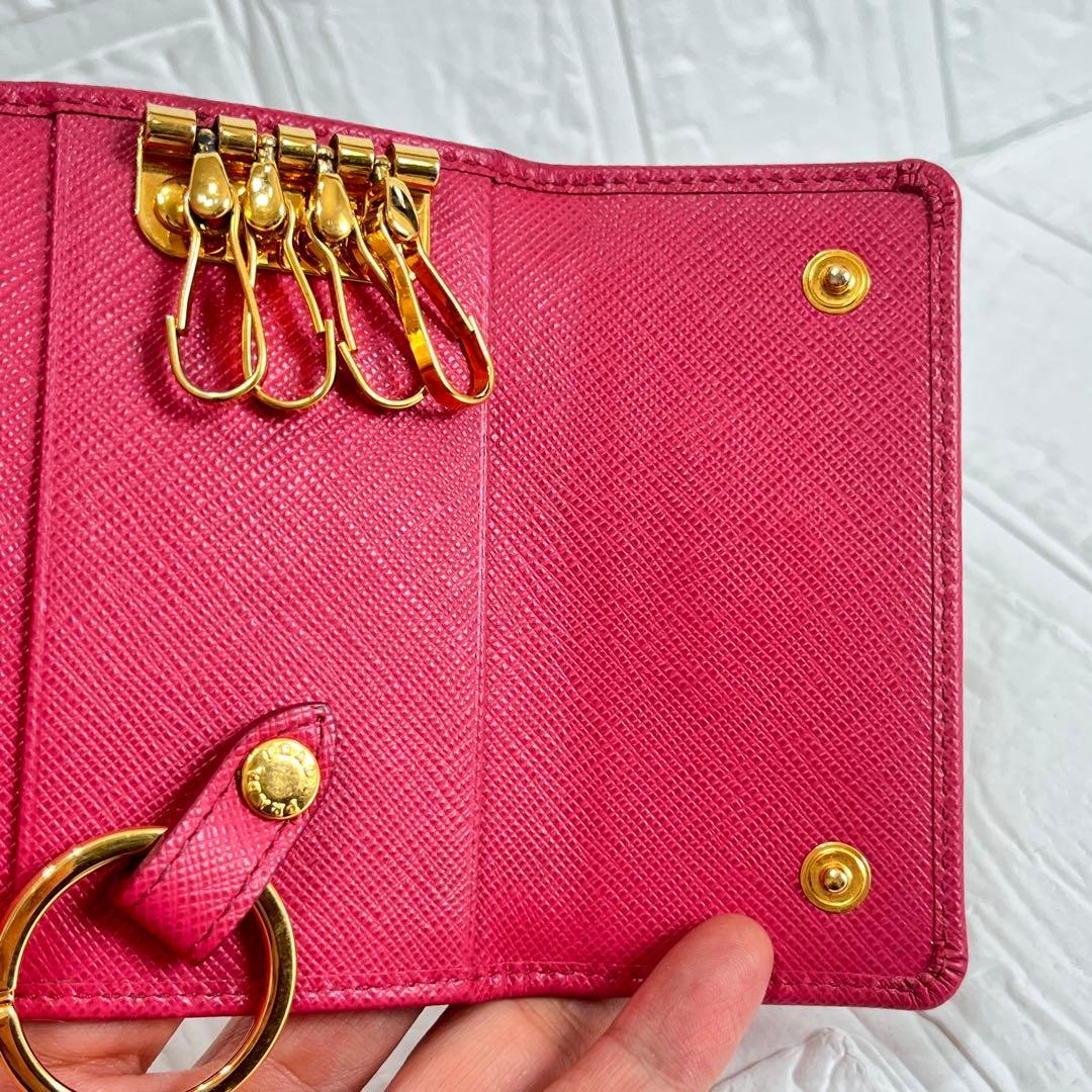 美品✨PRADA 大きめロゴ　キーケース　サフィアーノ　キーリング　ローズピンク