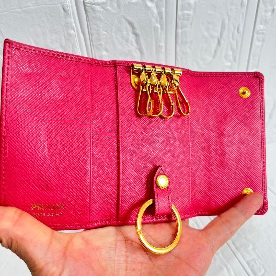 美品✨PRADA 大きめロゴ　キーケース　サフィアーノ　キーリング　ローズピンク