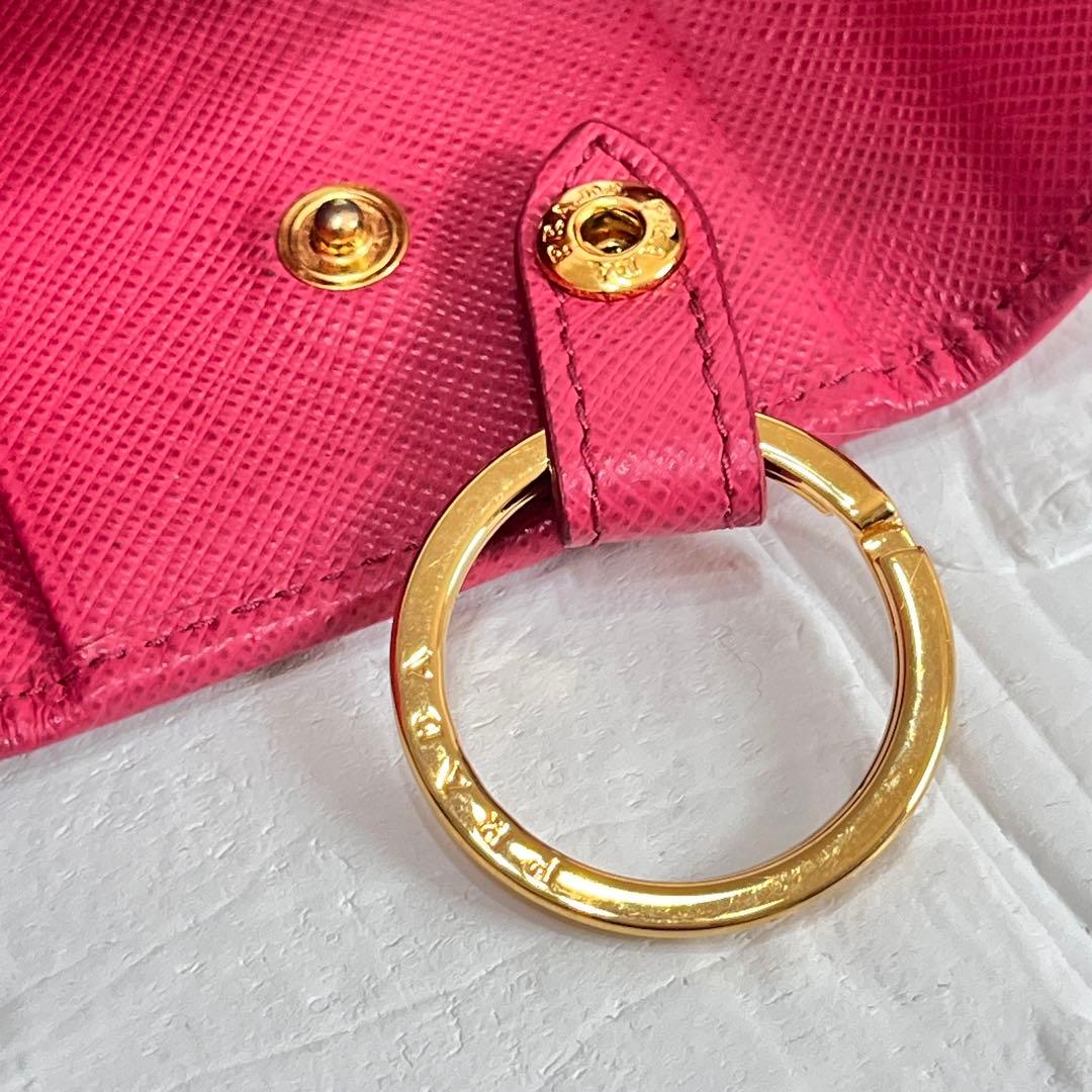 美品✨PRADA 大きめロゴ　キーケース　サフィアーノ　キーリング　ローズピンク