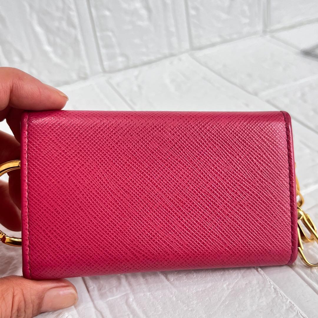 美品✨PRADA 大きめロゴ　キーケース　サフィアーノ　キーリング　ローズピンク