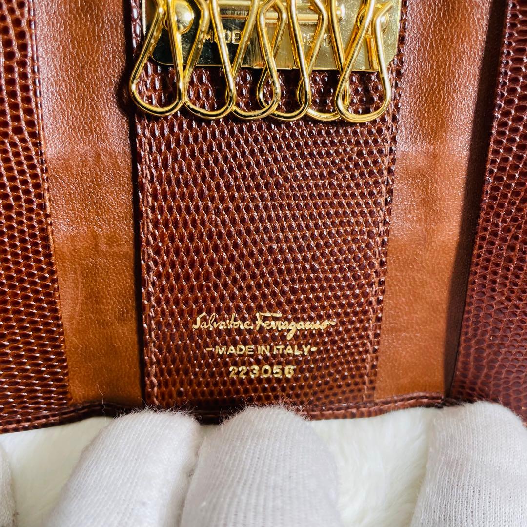 未使用保管品 フェラガモ ヴァラ リザード型押し キーケース レッド