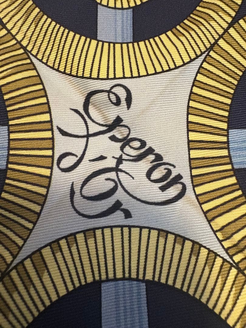 HERMÈS エルメススカーフ カレ90 エプロン・ドール 黄金の拍車