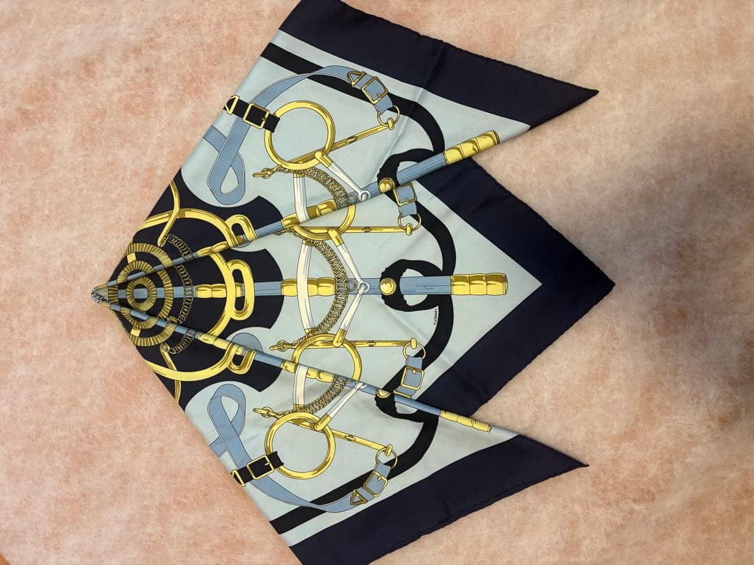 HERMÈS エルメススカーフ カレ90 エプロン・ドール 黄金の拍車