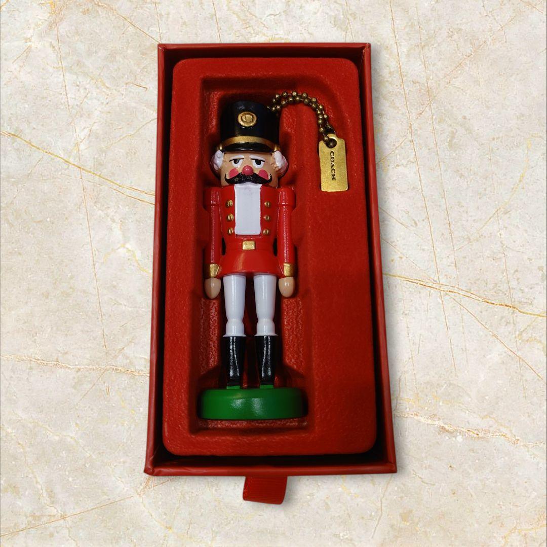 COACH 2024クリスマスオーナメント くるみ割り人形 - メルカリ